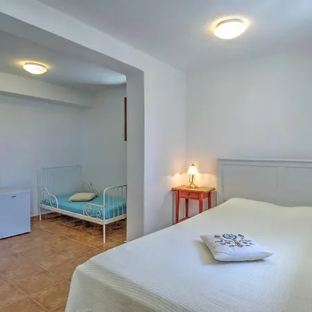Studio * Κούνδουρος